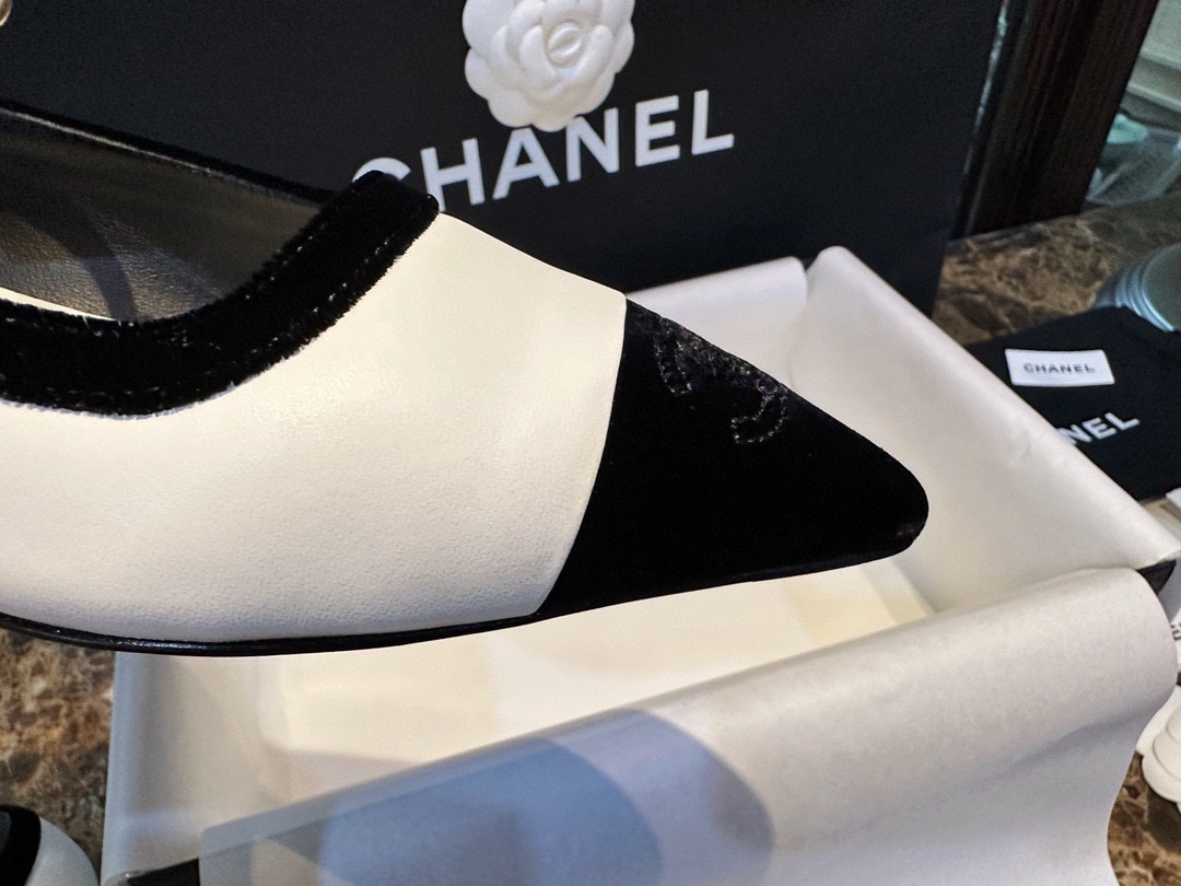 Chanel Sheepskin Pointed Toe Lace-Up Flats: Elegant Style, Leg-Lengthening!