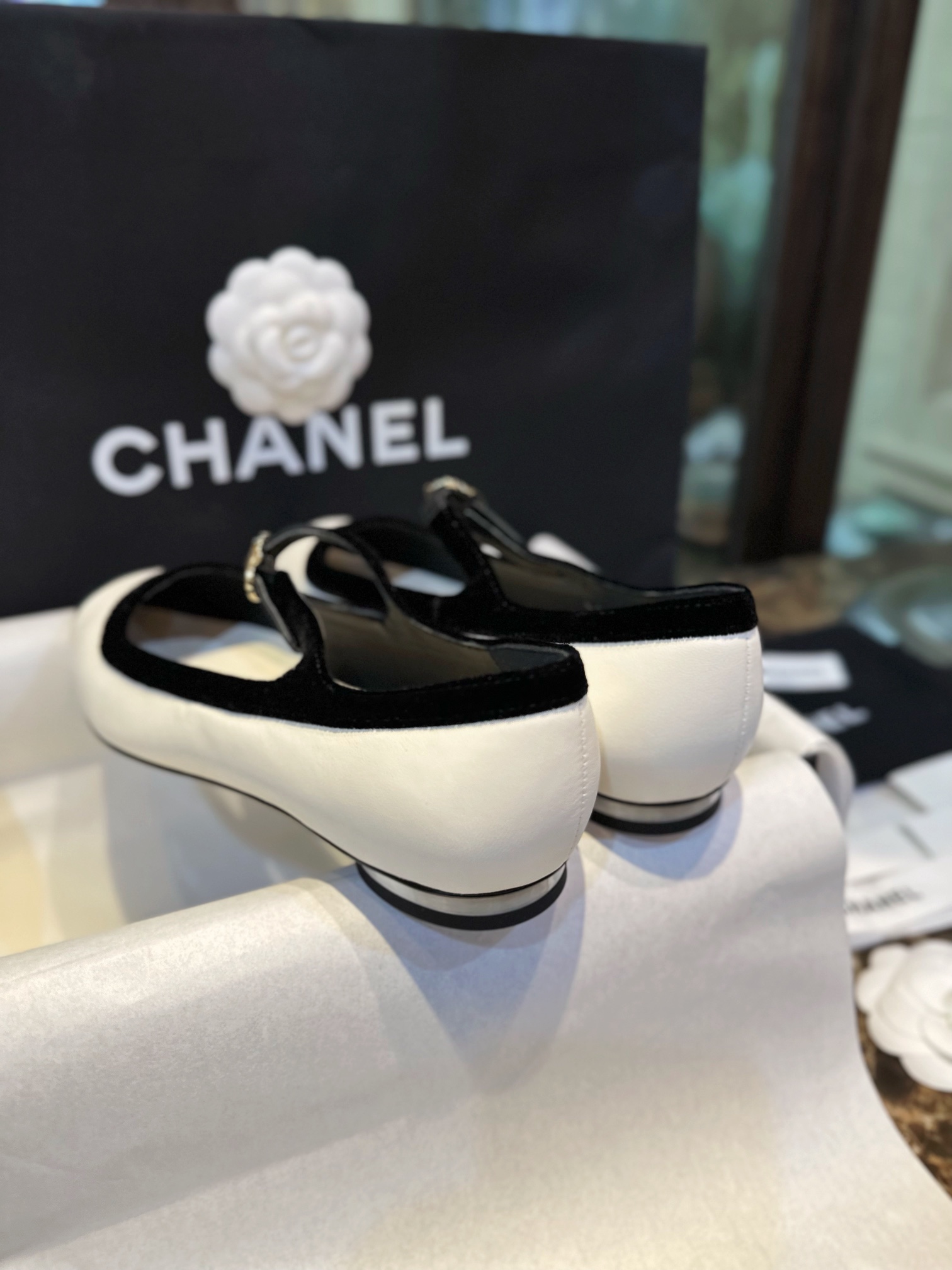 Chanel Sheepskin Pointed Toe Lace-Up Flats: Elegant Style, Leg-Lengthening!