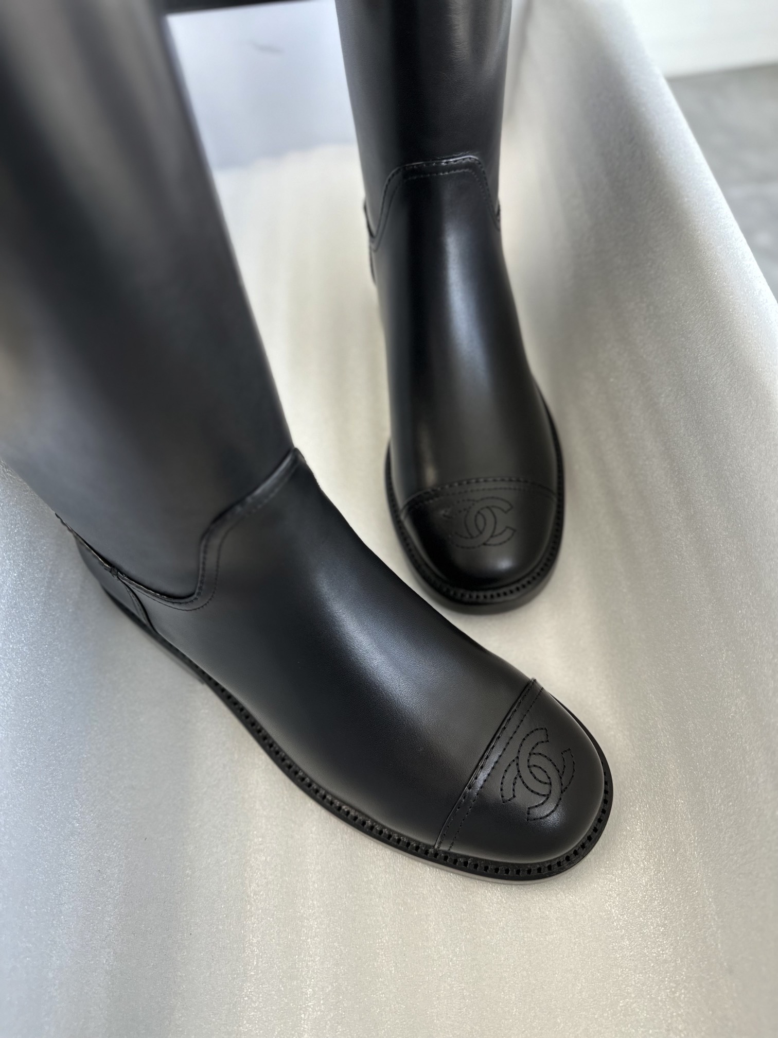 Chanel 23 Classic Knight Boots: Crafted from Premium Calfskin Leather, Luxurious Water-dyed Leather Lining, Stitched with Genuine Leather Outsole, Featuring Large Logo Embossed Leather