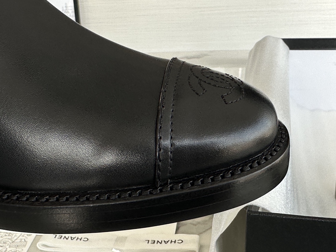 Chanel 23 Classic Knight Boots: Crafted from Premium Calfskin Leather, Luxurious Water-dyed Leather Lining, Stitched with Genuine Leather Outsole, Featuring Large Logo Embossed Leather