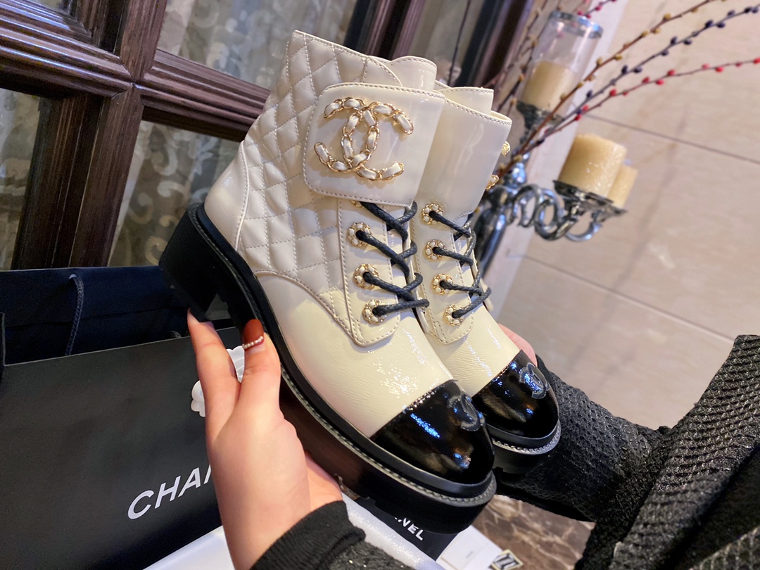 Chanel  Black and White Glossy Crinkled Calfskin Diamond-Patterned Martin Boots: Featuring Classic Sheepskin with Double C Logo Chains, Exquisitely Embroidered Toes, and a Combination of Diamond Patterns and Glossy Crinkled Calfskin