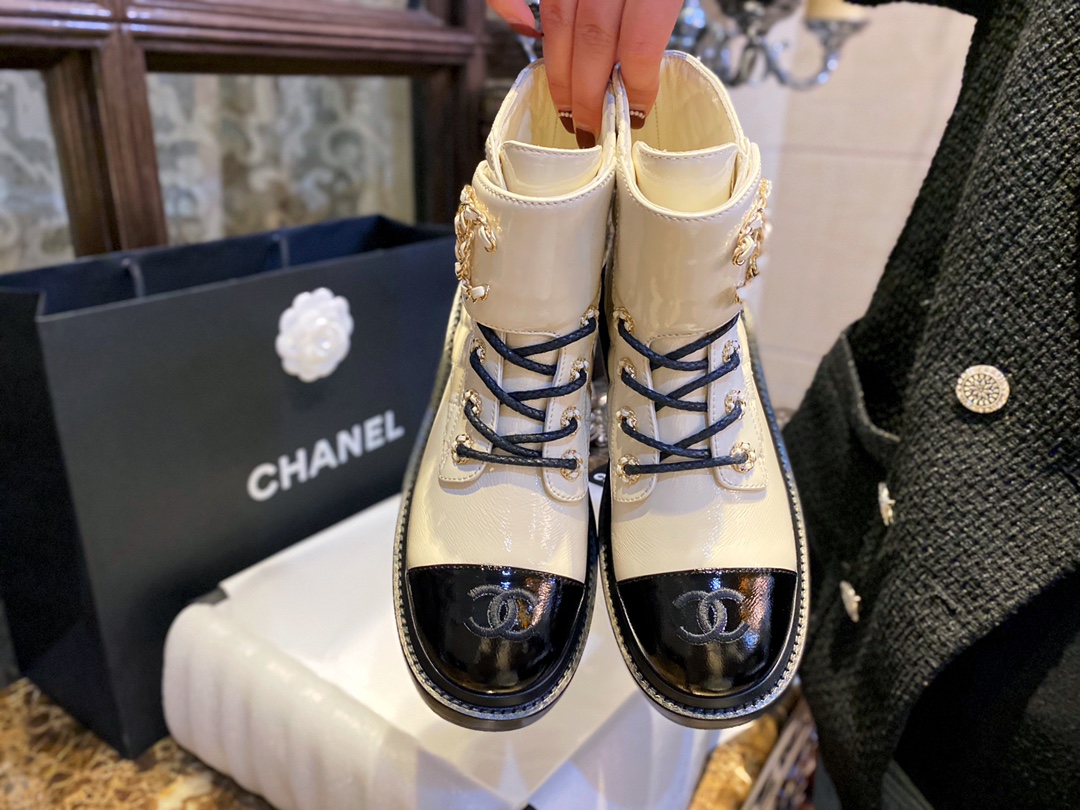 Chanel  Black and White Glossy Crinkled Calfskin Diamond-Patterned Martin Boots: Featuring Classic Sheepskin with Double C Logo Chains, Exquisitely Embroidered Toes, and a Combination of Diamond Patterns and Glossy Crinkled Calfskin