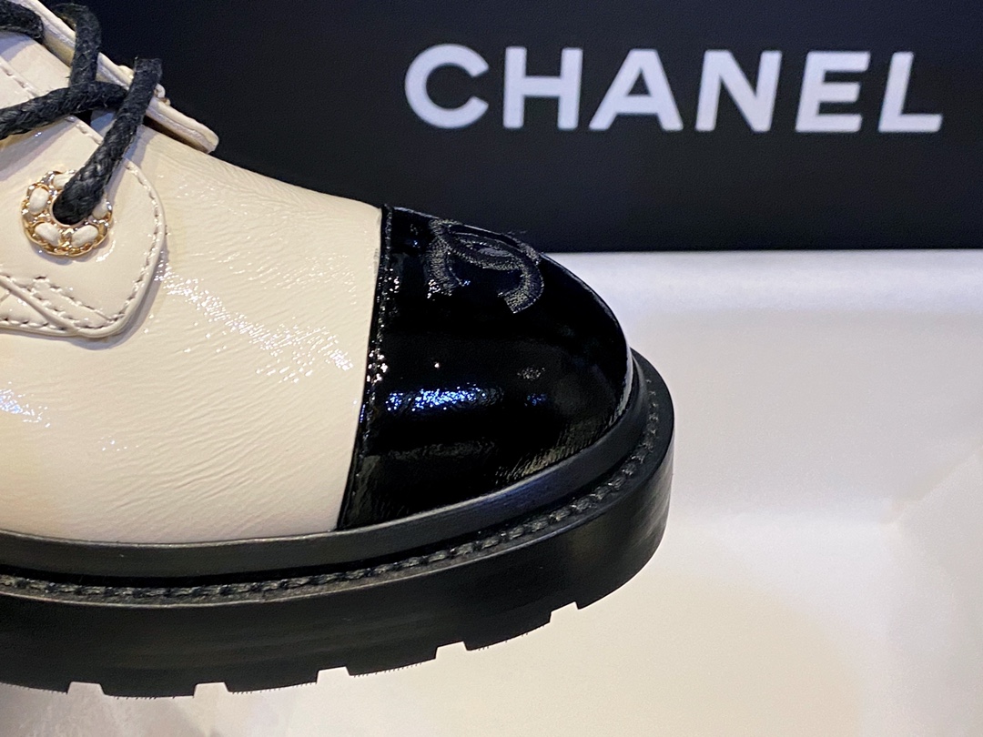 Chanel  Black and White Glossy Crinkled Calfskin Diamond-Patterned Martin Boots: Featuring Classic Sheepskin with Double C Logo Chains, Exquisitely Embroidered Toes, and a Combination of Diamond Patterns and Glossy Crinkled Calfskin