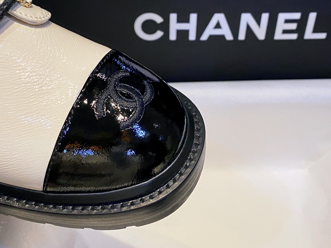 Chanel  Black and White Glossy Crinkled Calfskin Diamond-Patterned Martin Boots: Featuring Classic Sheepskin with Double C Logo Chains, Exquisitely Embroidered Toes, and a Combination of Diamond Patterns and Glossy Crinkled Calfskin