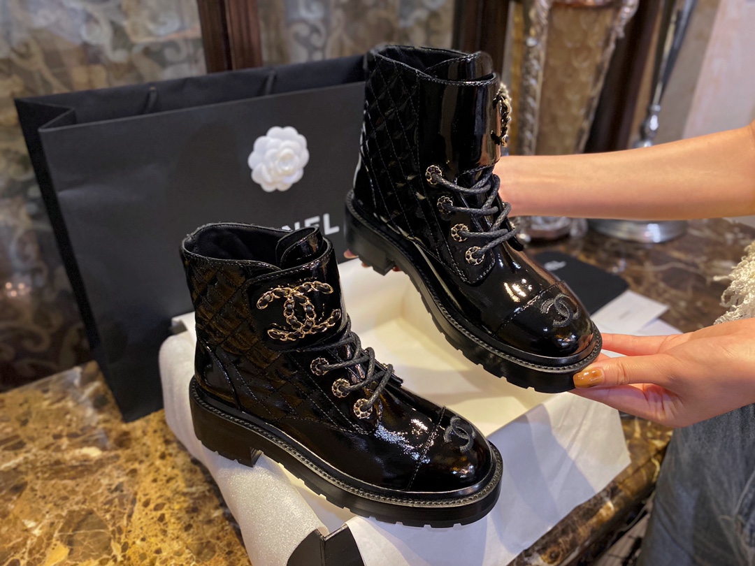 Chanel  Glossy Crinkled Calfskin Diamond-Patterned Martin Boots: Featuring Classic Leather with Chain Logo, Exquisitely Embroidered Toes, and a Combination of Diamond Patterns and Glossy Crinkled Calfskin