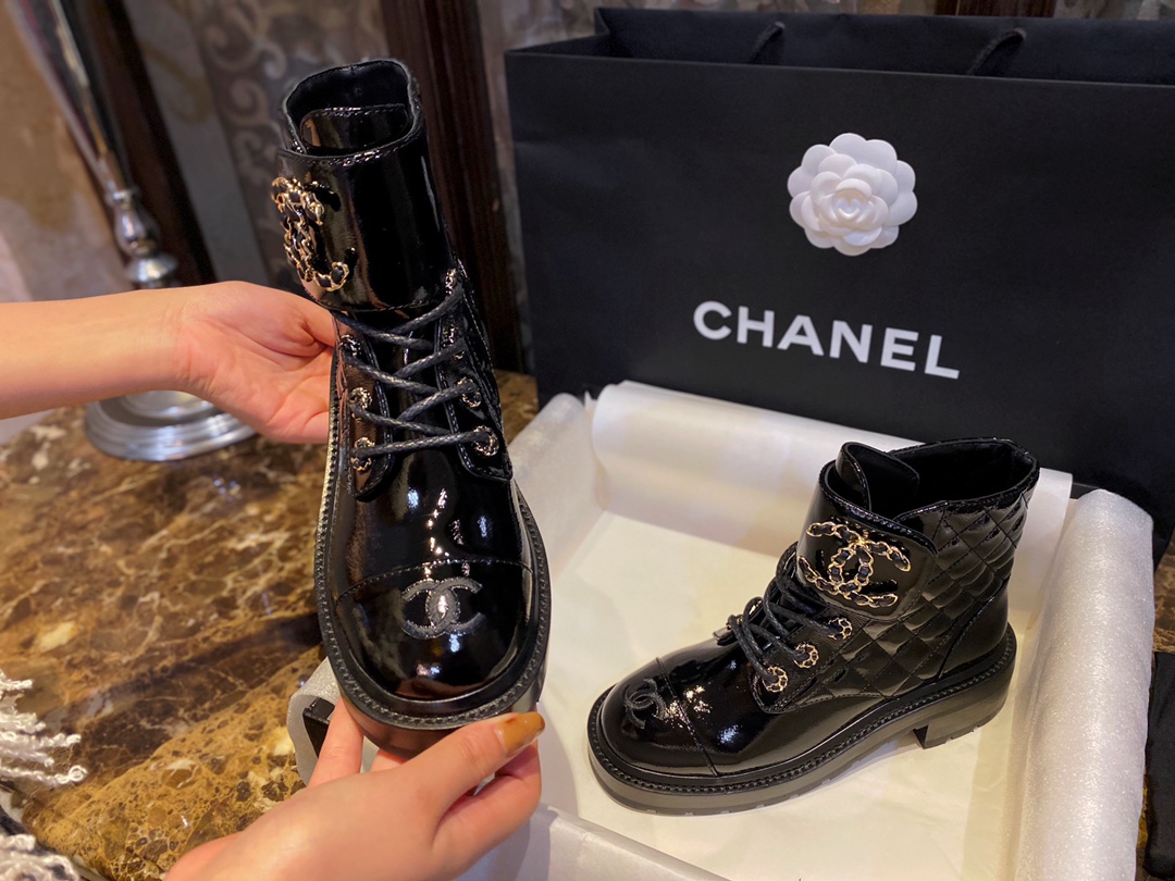 Chanel  Glossy Crinkled Calfskin Diamond-Patterned Martin Boots: Featuring Classic Leather with Chain Logo, Exquisitely Embroidered Toes, and a Combination of Diamond Patterns and Glossy Crinkled Calfskin