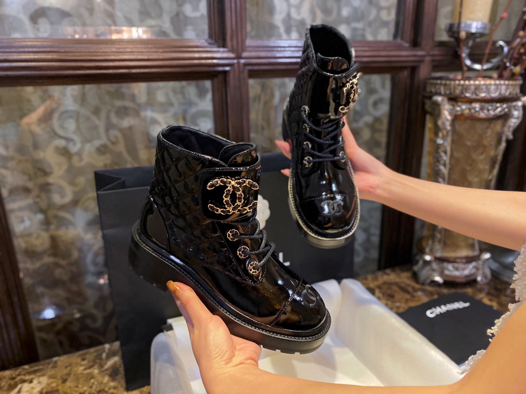 Chanel  Glossy Crinkled Calfskin Diamond-Patterned Martin Boots: Featuring Classic Leather with Chain Logo, Exquisitely Embroidered Toes, and a Combination of Diamond Patterns and Glossy Crinkled Calfskin