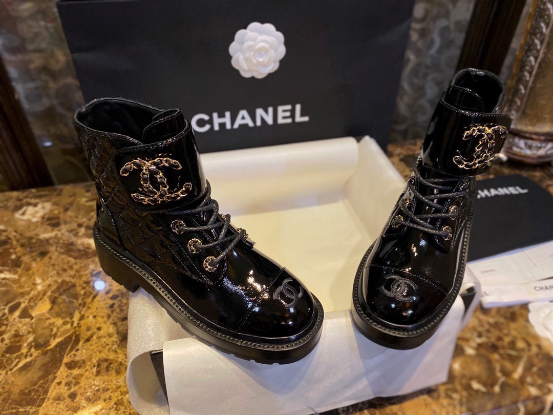 Chanel  Glossy Crinkled Calfskin Diamond-Patterned Martin Boots: Featuring Classic Leather with Chain Logo, Exquisitely Embroidered Toes, and a Combination of Diamond Patterns and Glossy Crinkled Calfskin