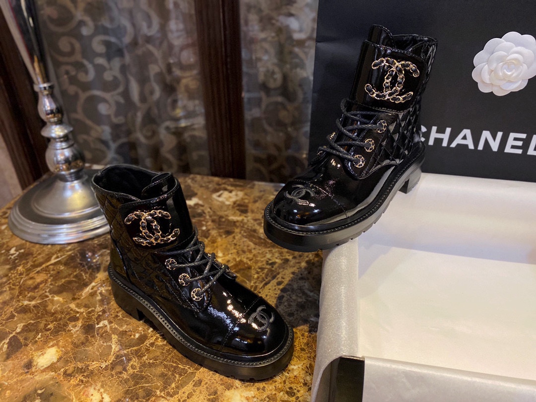 Chanel  Glossy Crinkled Calfskin Diamond-Patterned Martin Boots: Featuring Classic Leather with Chain Logo, Exquisitely Embroidered Toes, and a Combination of Diamond Patterns and Glossy Crinkled Calfskin