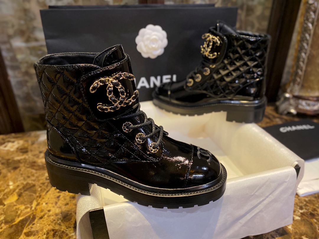 Chanel  Glossy Crinkled Calfskin Diamond-Patterned Martin Boots: Featuring Classic Leather with Chain Logo, Exquisitely Embroidered Toes, and a Combination of Diamond Patterns and Glossy Crinkled Calfskin