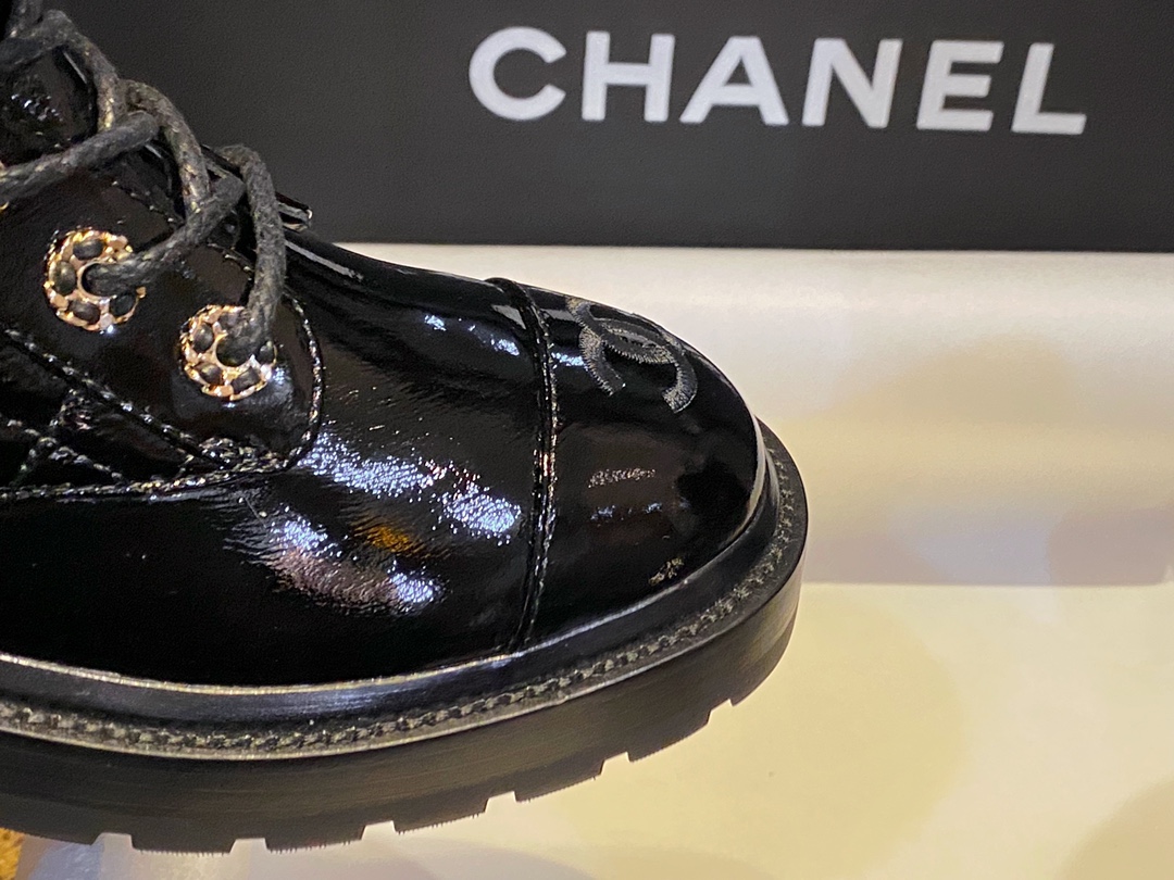 Chanel  Glossy Crinkled Calfskin Diamond-Patterned Martin Boots: Featuring Classic Leather with Chain Logo, Exquisitely Embroidered Toes, and a Combination of Diamond Patterns and Glossy Crinkled Calfskin