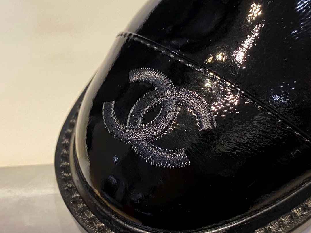 Chanel  Glossy Crinkled Calfskin Diamond-Patterned Martin Boots: Featuring Classic Leather with Chain Logo, Exquisitely Embroidered Toes, and a Combination of Diamond Patterns and Glossy Crinkled Calfskin