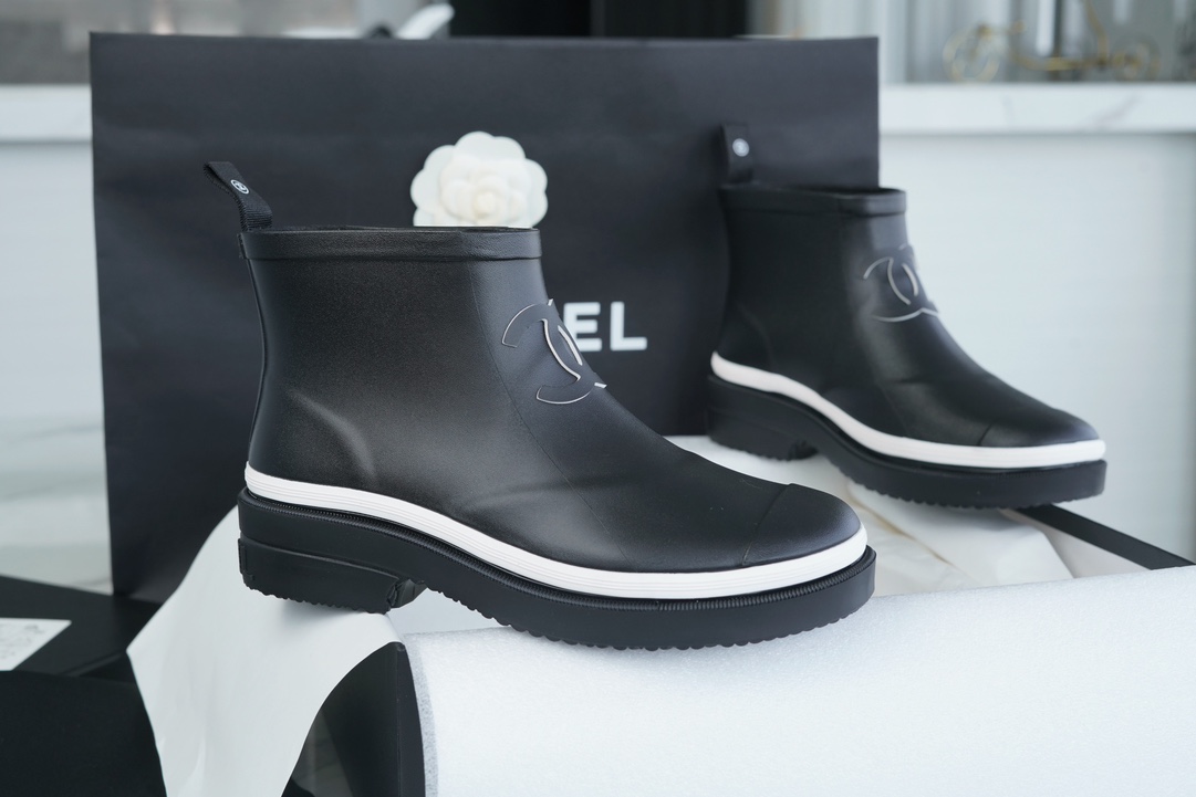 Chanel 23a Black Double C Short Rain Boots: Crafted with Integrated Rubber Technology, Imported Rubber Ensures Softness and Quick Recovery, Logo Cutting is Precise, 3.5cm Heel Height Provides Comfort