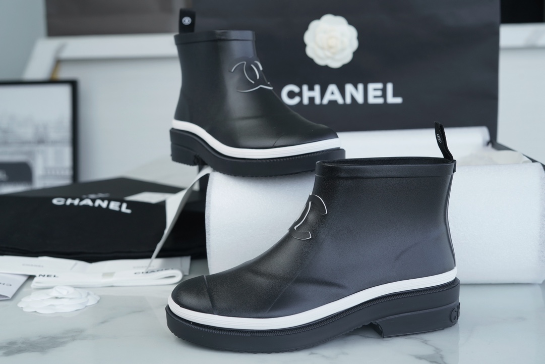 Chanel 23a Black Double C Short Rain Boots: Crafted with Integrated Rubber Technology, Imported Rubber Ensures Softness and Quick Recovery, Logo Cutting is Precise, 3.5cm Heel Height Provides Comfort