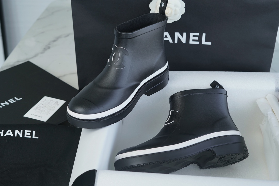 Chanel 23a Black Double C Short Rain Boots: Crafted with Integrated Rubber Technology, Imported Rubber Ensures Softness and Quick Recovery, Logo Cutting is Precise, 3.5cm Heel Height Provides Comfort