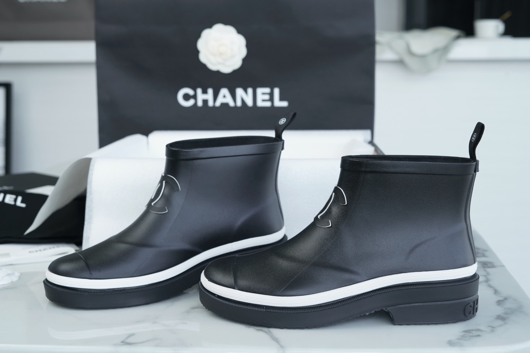 Chanel 23a Black Double C Short Rain Boots: Crafted with Integrated Rubber Technology, Imported Rubber Ensures Softness and Quick Recovery, Logo Cutting is Precise, 3.5cm Heel Height Provides Comfort