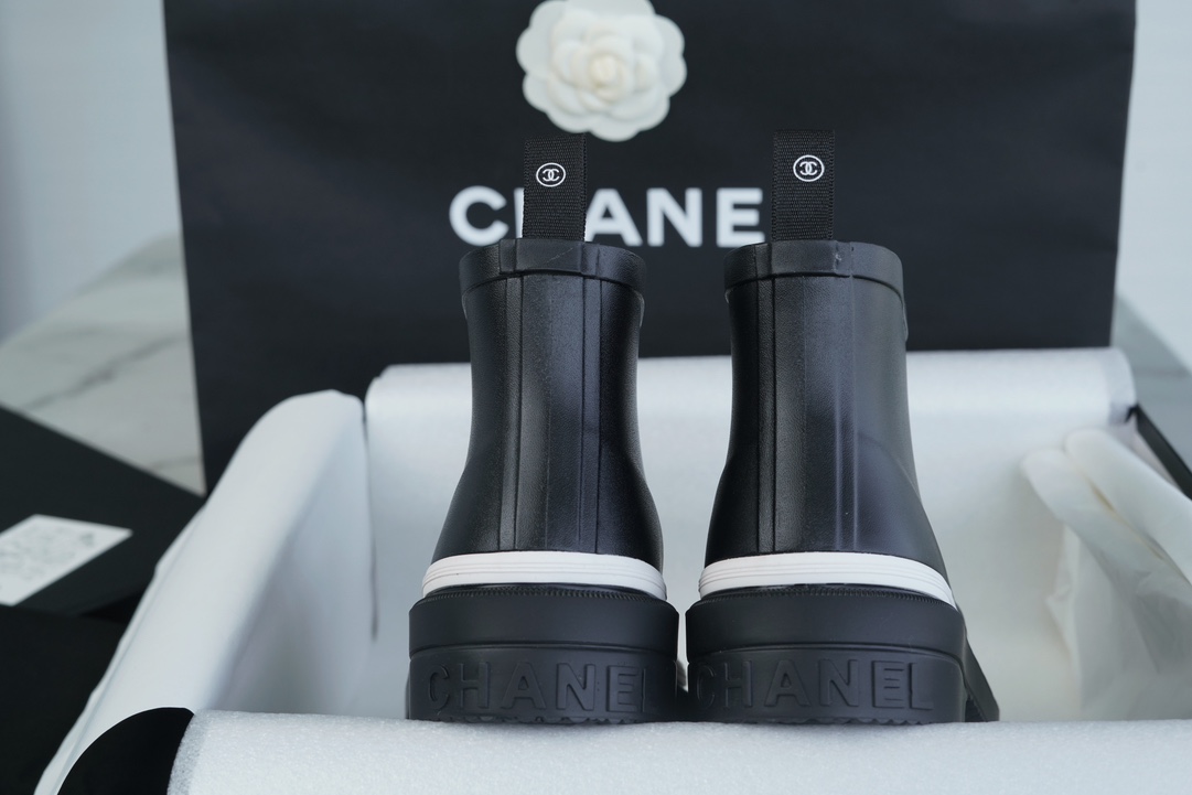 Chanel 23a Black Double C Short Rain Boots: Crafted with Integrated Rubber Technology, Imported Rubber Ensures Softness and Quick Recovery, Logo Cutting is Precise, 3.5cm Heel Height Provides Comfort