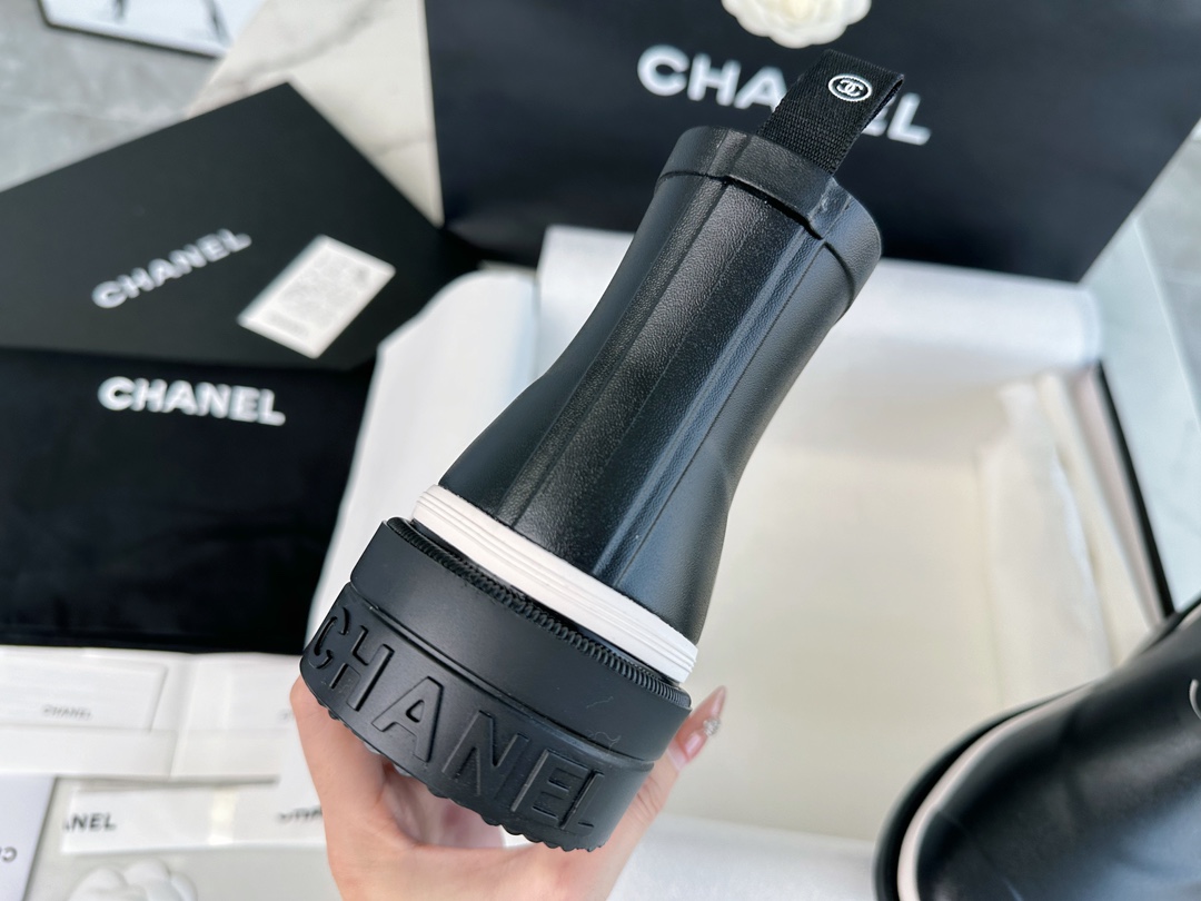 Chanel 23a Black Double C Short Rain Boots: Crafted with Integrated Rubber Technology, Imported Rubber Ensures Softness and Quick Recovery, Logo Cutting is Precise, 3.5cm Heel Height Provides Comfort