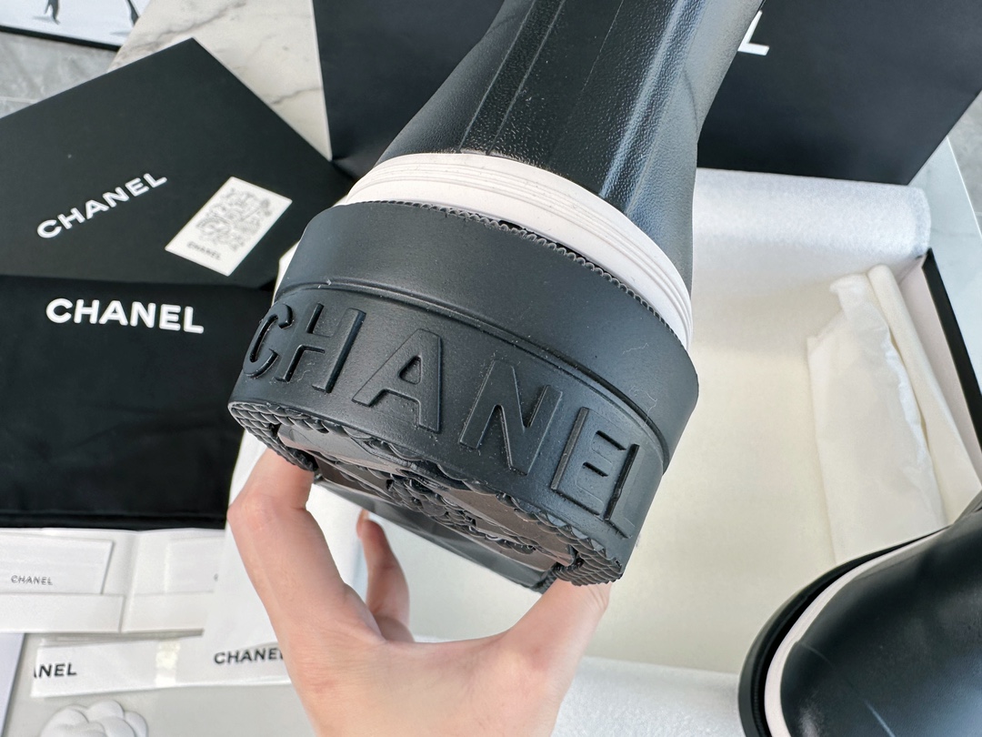 Chanel 23a Black Double C Short Rain Boots: Crafted with Integrated Rubber Technology, Imported Rubber Ensures Softness and Quick Recovery, Logo Cutting is Precise, 3.5cm Heel Height Provides Comfort