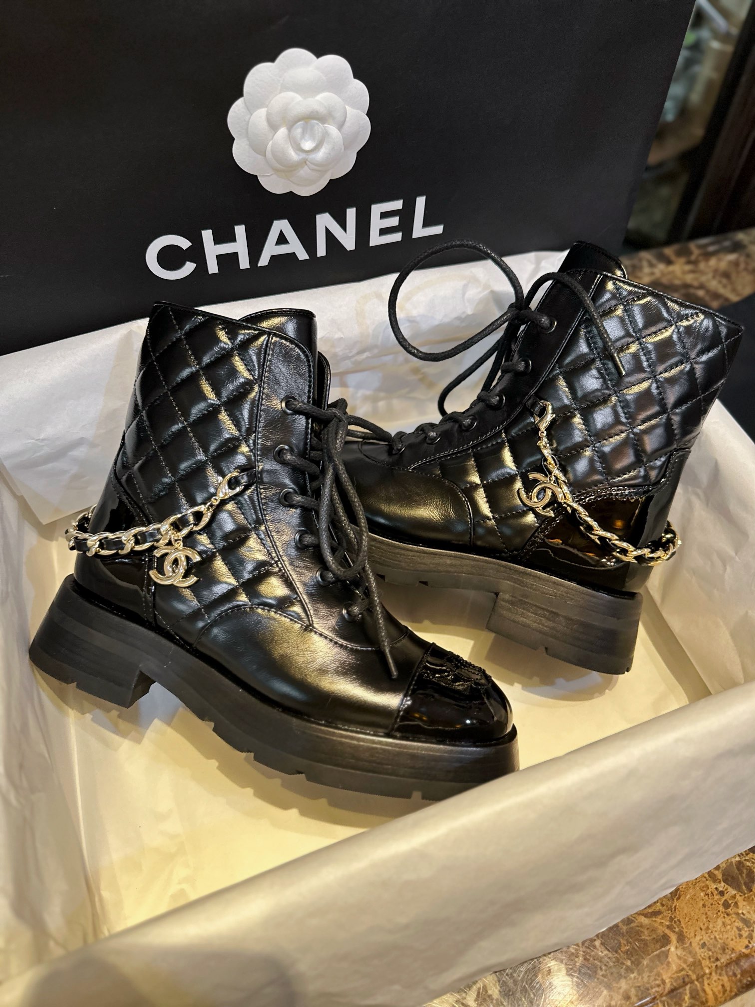 Chanel 23a Chain Martin Boots: Featuring a classic diamond-pattern design, glossy cowhide leather combined with genuine leather rubber six-layer composite sole