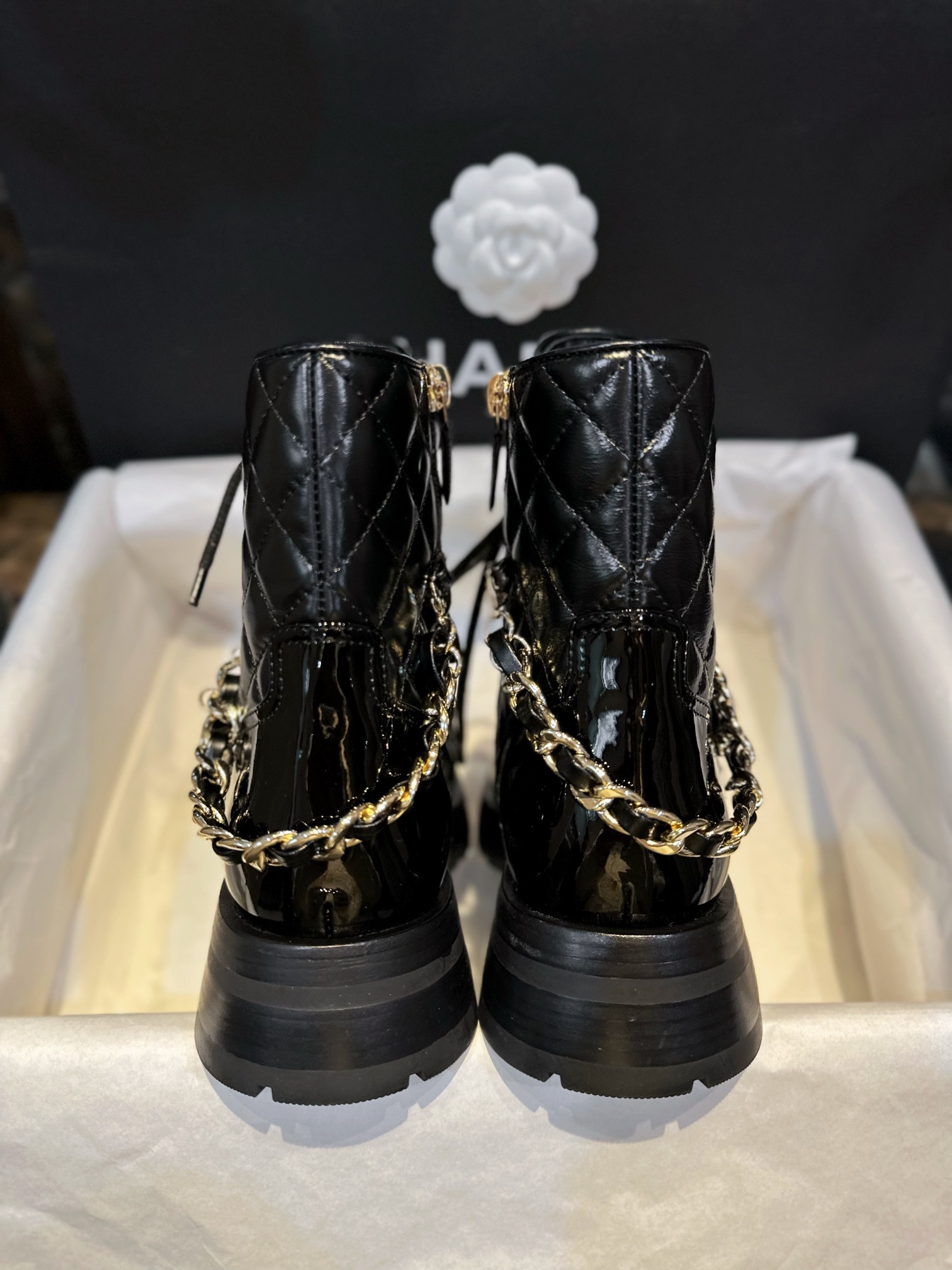 Chanel 23a Chain Martin Boots: Featuring a classic diamond-pattern design, glossy cowhide leather combined with genuine leather rubber six-layer composite sole