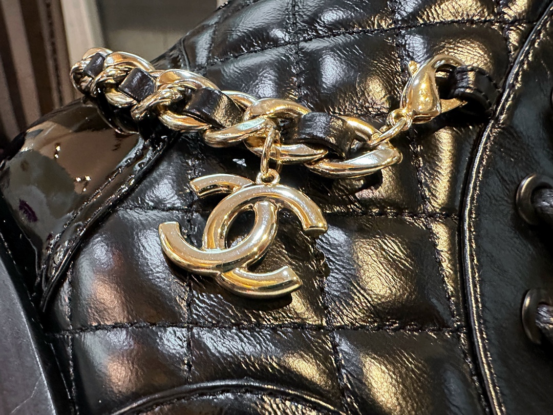 Chanel 23a Chain Martin Boots: Featuring a classic diamond-pattern design, glossy cowhide leather combined with genuine leather rubber six-layer composite sole