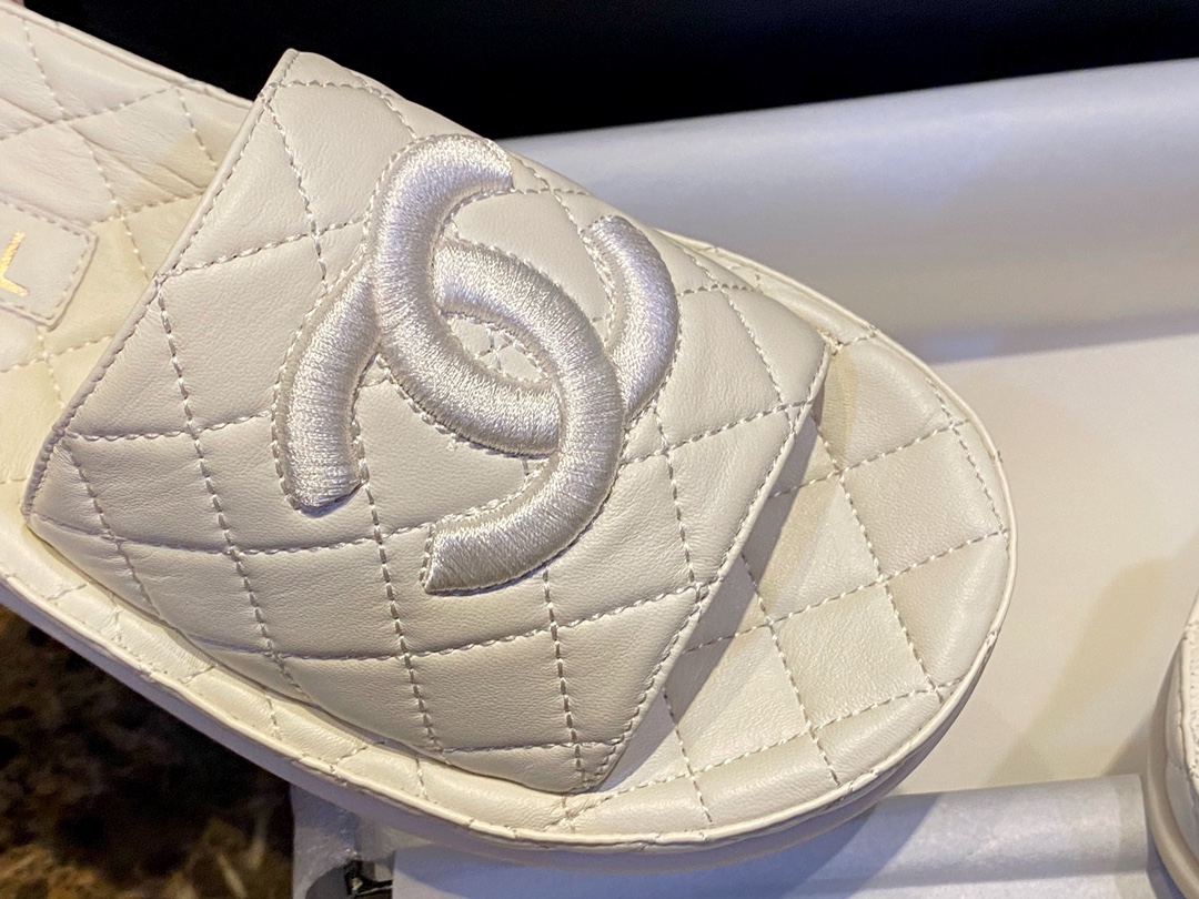 Chanel White Coco Mer Slides: Soft and Creamy On-Foot Sensation 