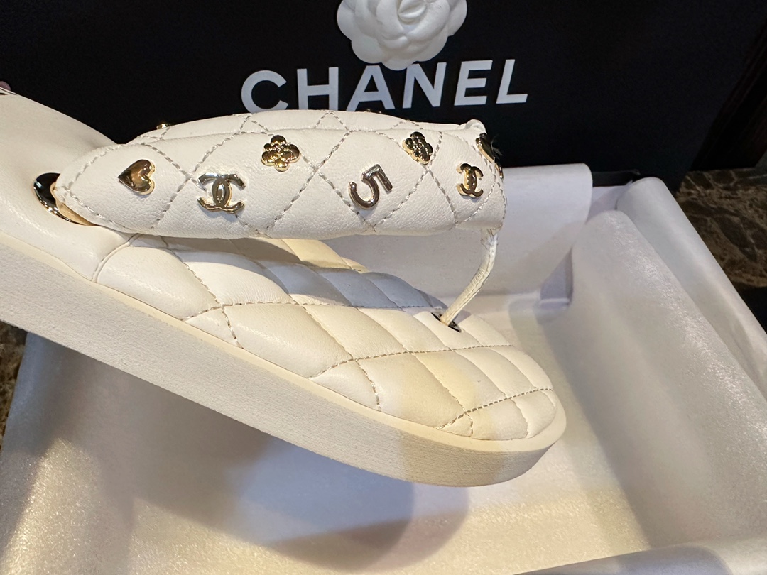 Chanel Diamond Pattern Slip-on Slides: Sturdy Yet Exquisite, Eco-Friendly Sheepskin 