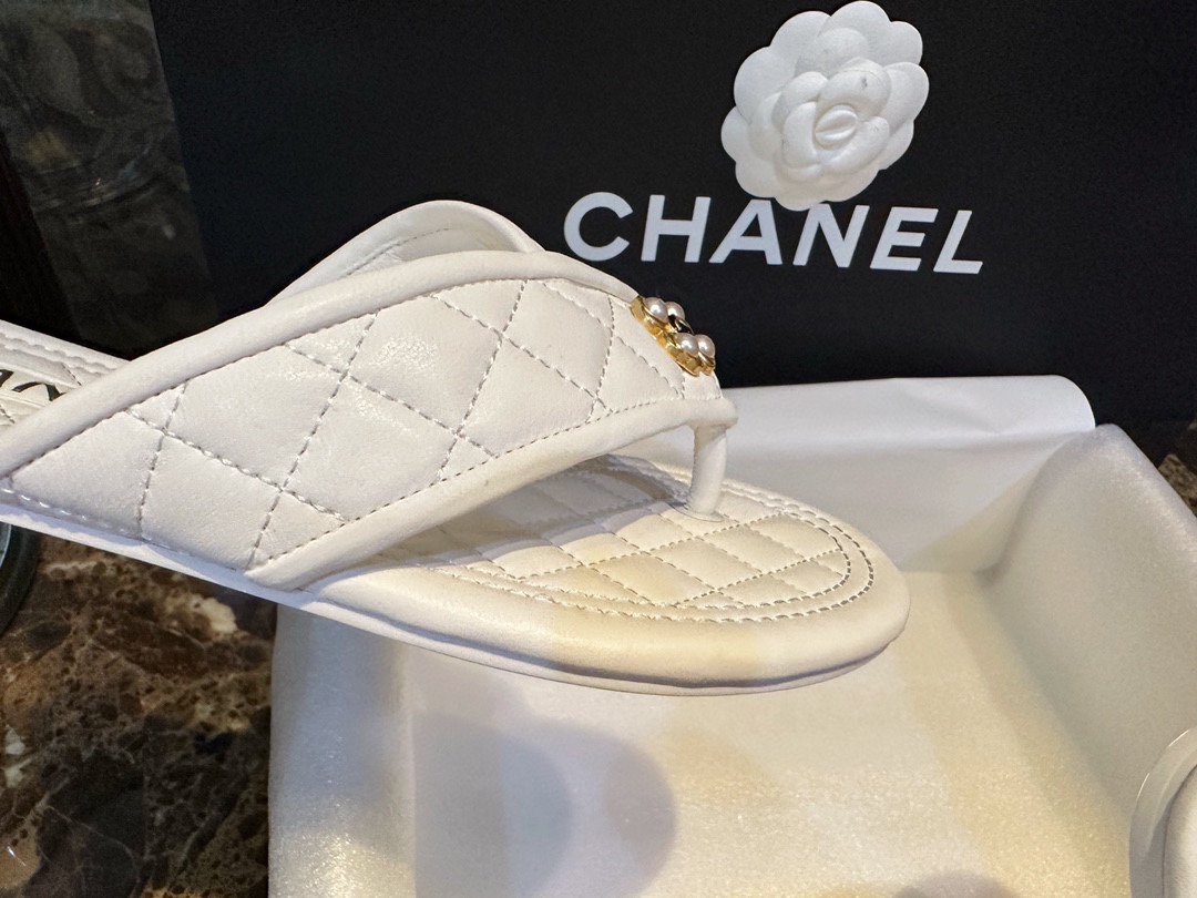 Chanel Pearl Button White Diamond Pattern Flip Flops: Pure, Romantic, and Refreshing with Delicate Sheepskin