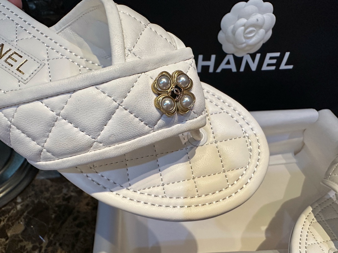 Chanel Pearl Button White Diamond Pattern Flip Flops: Pure, Romantic, and Refreshing with Delicate Sheepskin