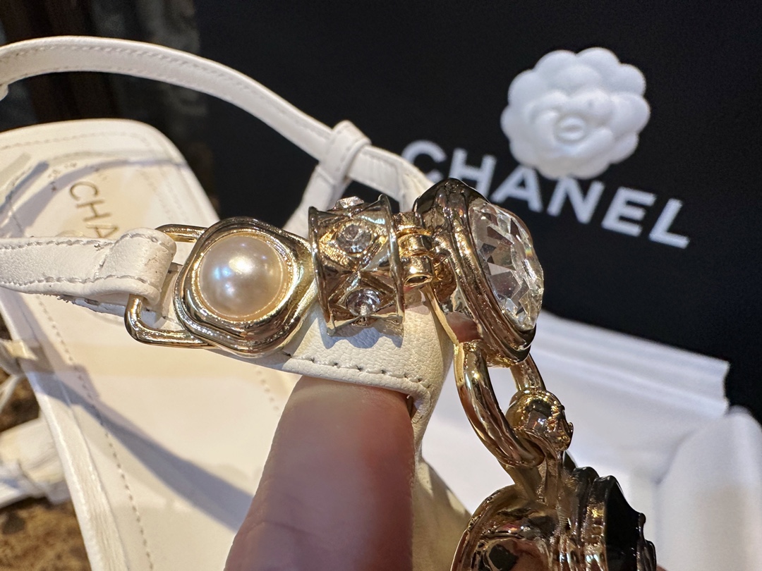 Chanel Eco-friendly White Sheepskin Sandals with Enamel Heart Copper Buckle