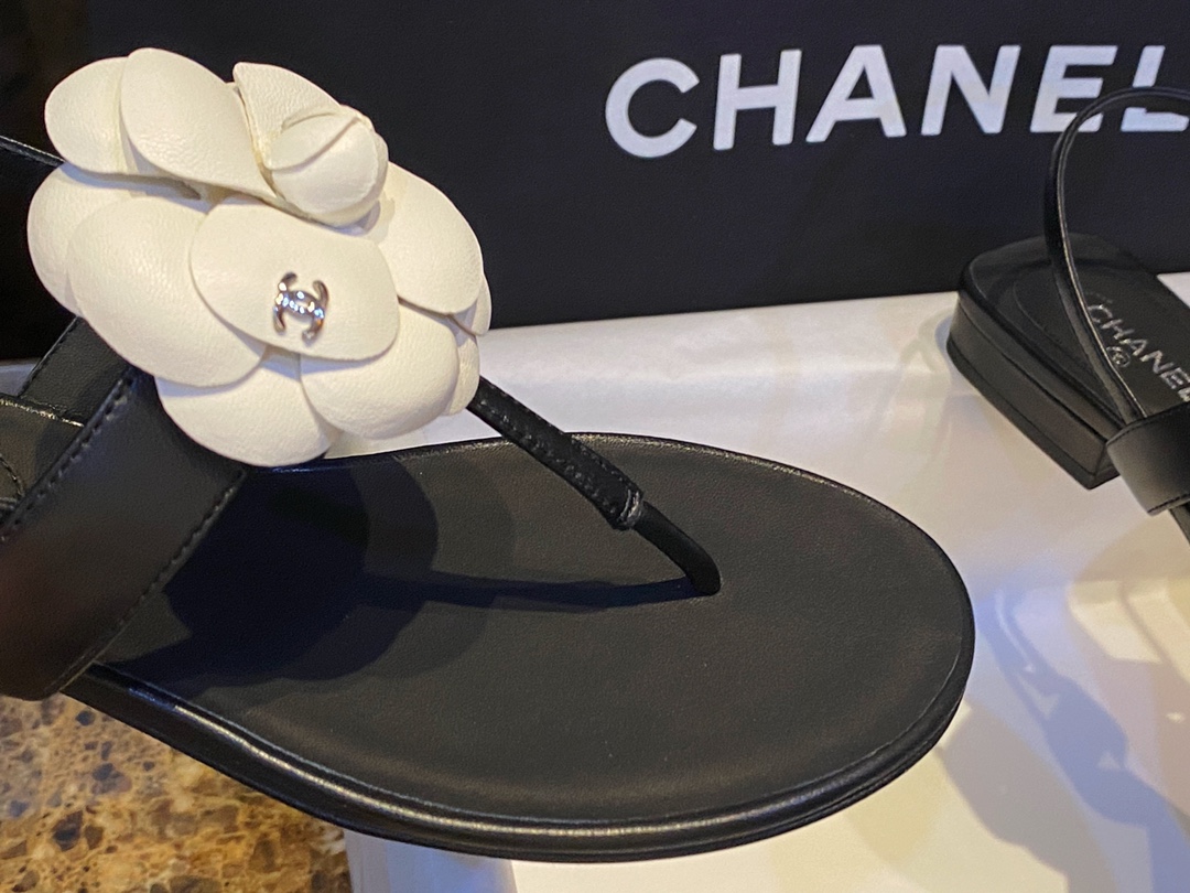 Chanel Camellia Sandals: Pure Water-Dyed Eco-Friendly Sheepskin with Camellia Decoration