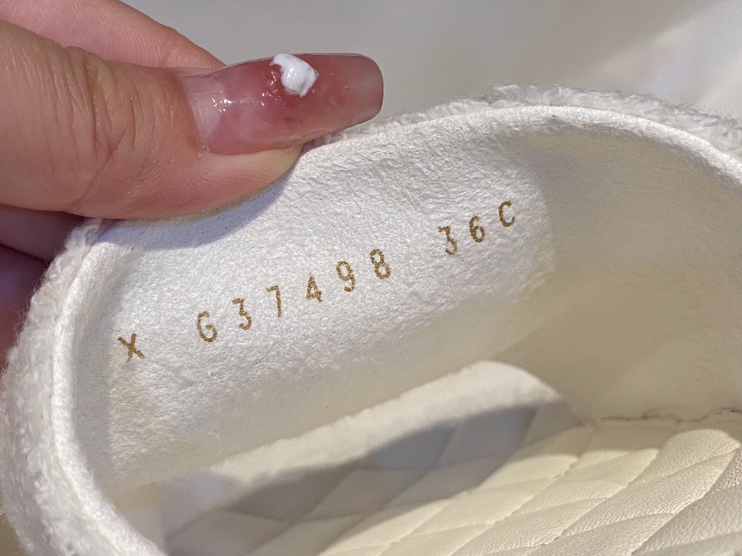 Chanel White Towel Embroidered Thick-Sole Slippers: Elevated Comfort with Delicate Embroidery for Effortless French Chic