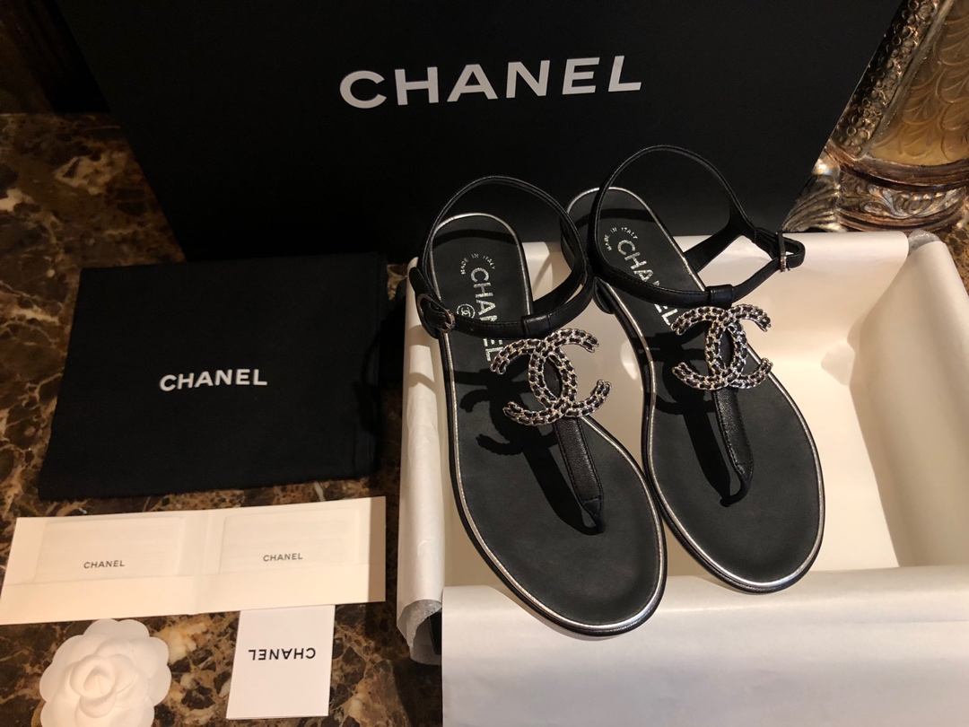 Chanel Copper Logo Double C Flat Sandals: Luxurious 18k White Gold Plating and Genuine Leather Details