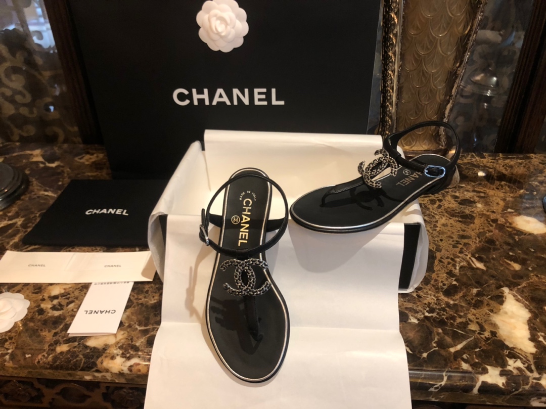 Chanel Copper Logo Double C Flat Sandals: Luxurious 18k White Gold Plating and Genuine Leather Details