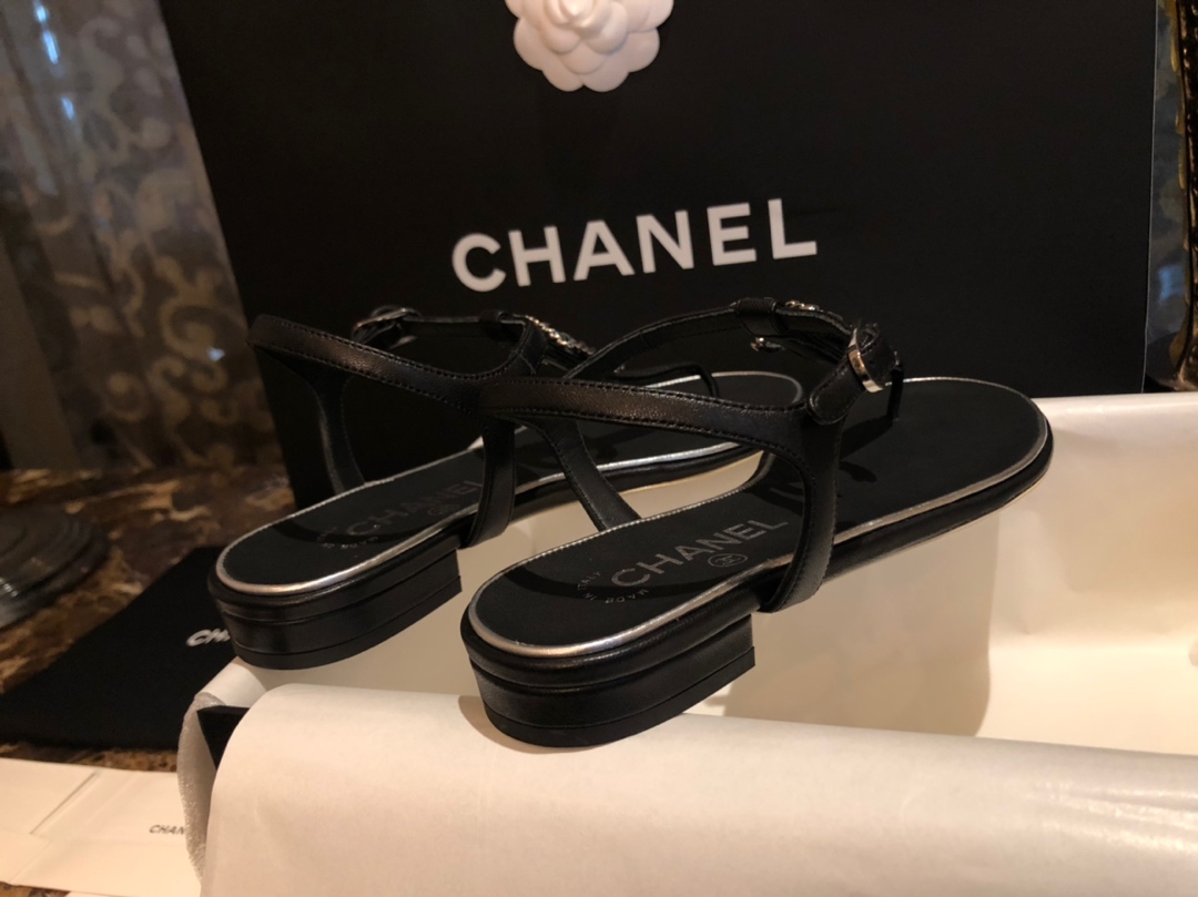 Chanel Copper Logo Double C Flat Sandals: Luxurious 18k White Gold Plating and Genuine Leather Details