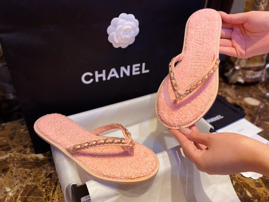 Chanel Pink Chain Link Thong Sandals: Summer Must-Have! Plush Insole, Gold Logo Embroidery, 18K Gold-Plated Chain, Superior Craftsmanship


