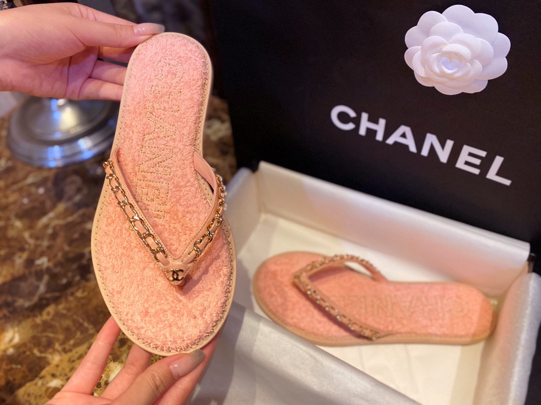 Chanel Pink Chain Link Thong Sandals: Summer Must-Have! Plush Insole, Gold Logo Embroidery, 18K Gold-Plated Chain, Superior Craftsmanship


