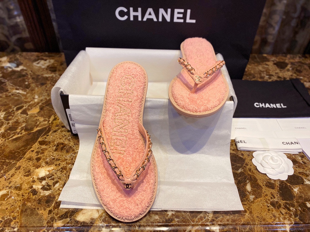 Chanel Pink Chain Link Thong Sandals: Summer Must-Have! Plush Insole, Gold Logo Embroidery, 18K Gold-Plated Chain, Superior Craftsmanship


