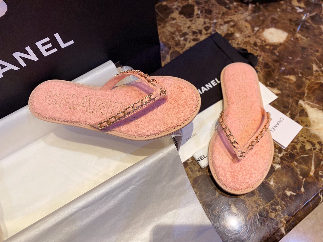 Chanel Pink Chain Link Thong Sandals: Summer Must-Have! Plush Insole, Gold Logo Embroidery, 18K Gold-Plated Chain, Superior Craftsmanship


