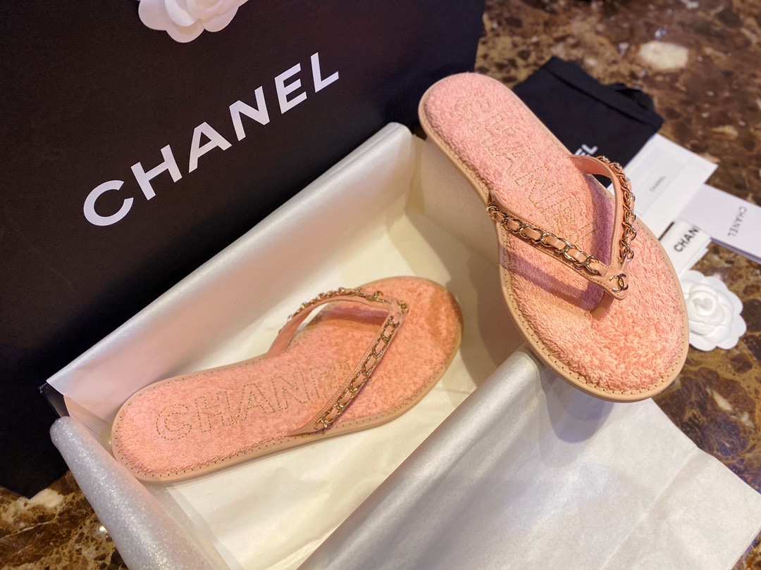 Chanel Pink Chain Link Thong Sandals: Summer Must-Have! Plush Insole, Gold Logo Embroidery, 18K Gold-Plated Chain, Superior Craftsmanship


