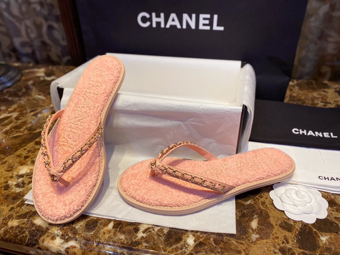 Chanel Pink Chain Link Thong Sandals: Summer Must-Have! Plush Insole, Gold Logo Embroidery, 18K Gold-Plated Chain, Superior Craftsmanship


