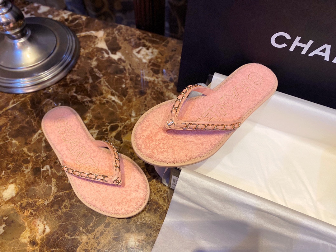 Chanel Pink Chain Link Thong Sandals: Summer Must-Have! Plush Insole, Gold Logo Embroidery, 18K Gold-Plated Chain, Superior Craftsmanship


