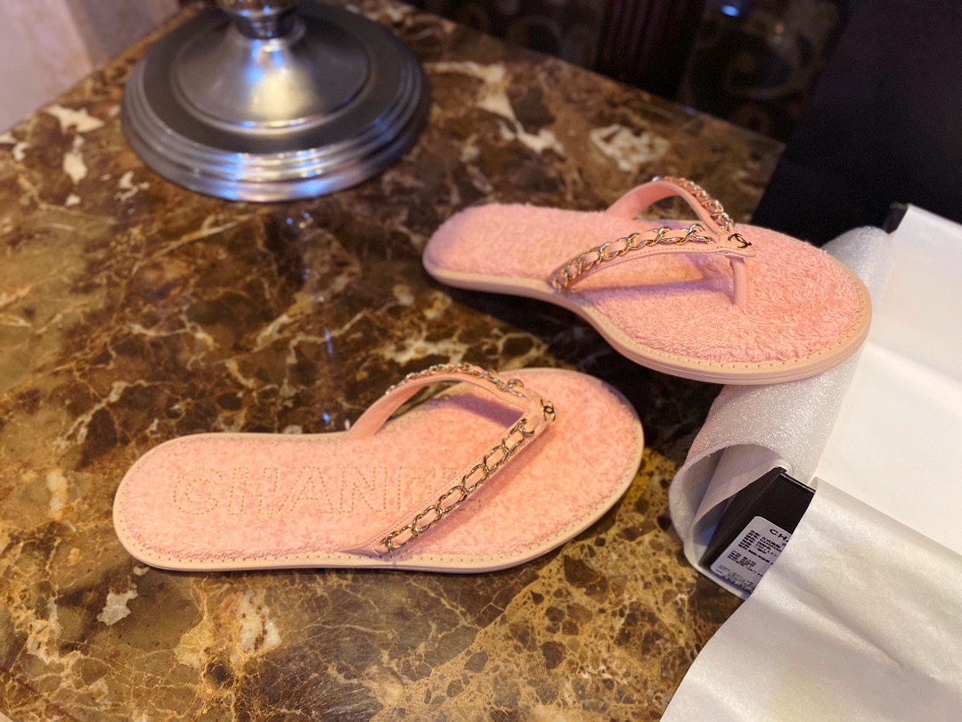 Chanel Pink Chain Link Thong Sandals: Summer Must-Have! Plush Insole, Gold Logo Embroidery, 18K Gold-Plated Chain, Superior Craftsmanship


