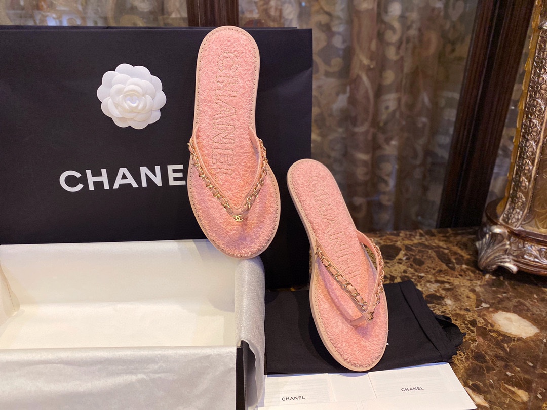 Chanel Pink Chain Link Thong Sandals: Summer Must-Have! Plush Insole, Gold Logo Embroidery, 18K Gold-Plated Chain, Superior Craftsmanship


