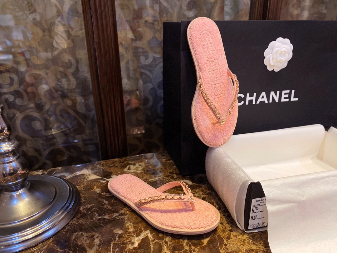 Chanel Pink Chain Link Thong Sandals: Summer Must-Have! Plush Insole, Gold Logo Embroidery, 18K Gold-Plated Chain, Superior Craftsmanship


