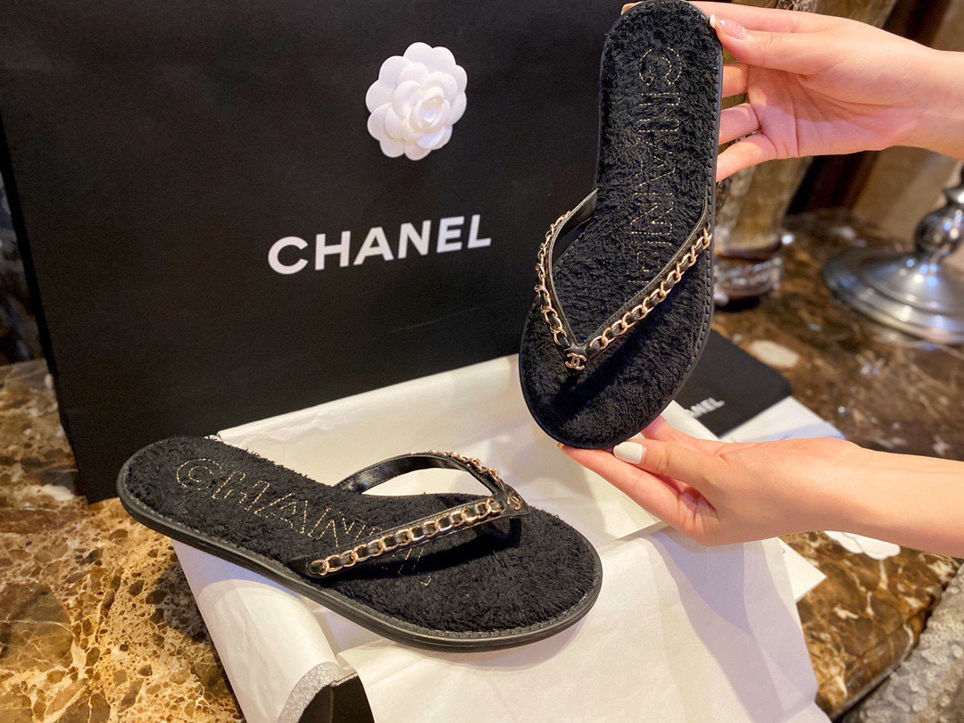 Chanel Black Chain Link Thong Sandals: Adorable Round Sole Design, Focuses on Comfort and Exquisite Detailing!