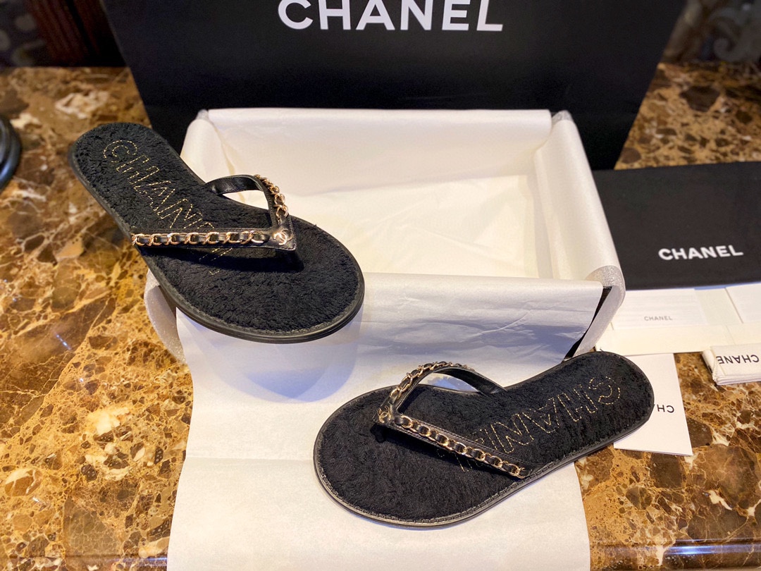 Chanel Black Chain Link Thong Sandals: Adorable Round Sole Design, Focuses on Comfort and Exquisite Detailing!