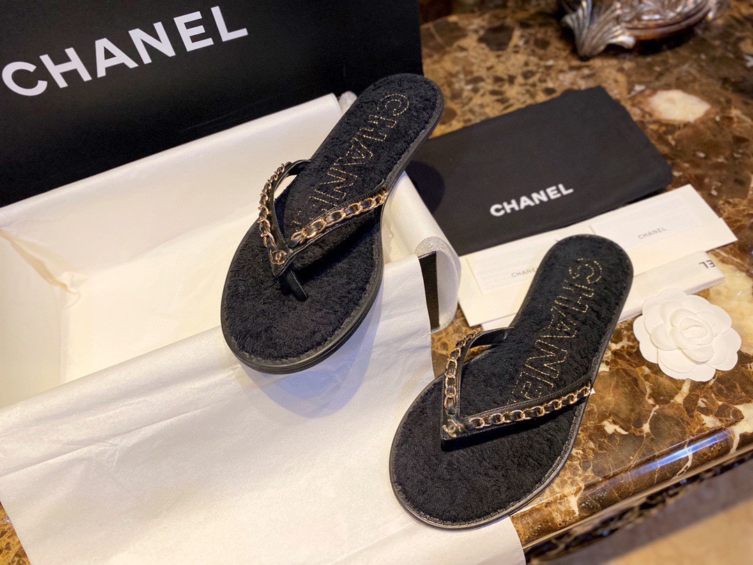 Chanel Black Chain Link Thong Sandals: Adorable Round Sole Design, Focuses on Comfort and Exquisite Detailing!