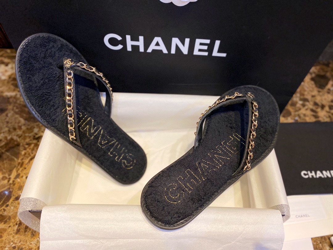 Chanel Black Chain Link Thong Sandals: Adorable Round Sole Design, Focuses on Comfort and Exquisite Detailing!